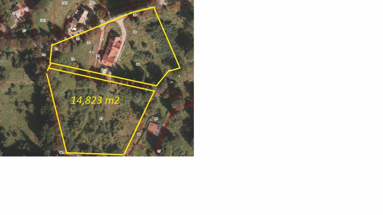 Zdjęcie z lotu ptaka przedstawiające działkę o powierzchni 14,823 m2 z zaznaczonymi numerami ewidencyjnymi, otoczoną drzewami i zabudowaniami.