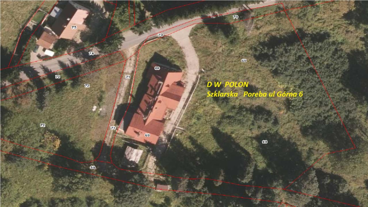 Widok z lotu ptaka na Dom Wczasowy 'Polon' w Szklarskiej Porębie, z zaznaczonymi numerami działek i granicami.