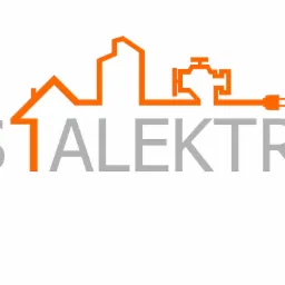 Graficzne logo firmy elektrycznej: sylwetka domu połączona z symbolem silnika i wtyczką, nad napisem STA LEKTR w odcieniach szarości i pomarańczu.