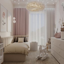 MORGAN INTERIOR DESIGN Andrzej Złoto - Jasny pokój dziecięcy z beżowym łóżkiem, białymi meblami i lampą w kształcie chmury. Na podłodze zabawkowy koń na biegunach, a na ścianie delikatne grafiki.