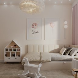 MORGAN INTERIOR DESIGN Andrzej Złoto - Jasny pokój dziecięcy z łóżkiem, regałem w kształcie domku i drewnianym konikiem na biegunach. Na ścianie grafiki w pastelowych kolorach i lampa.