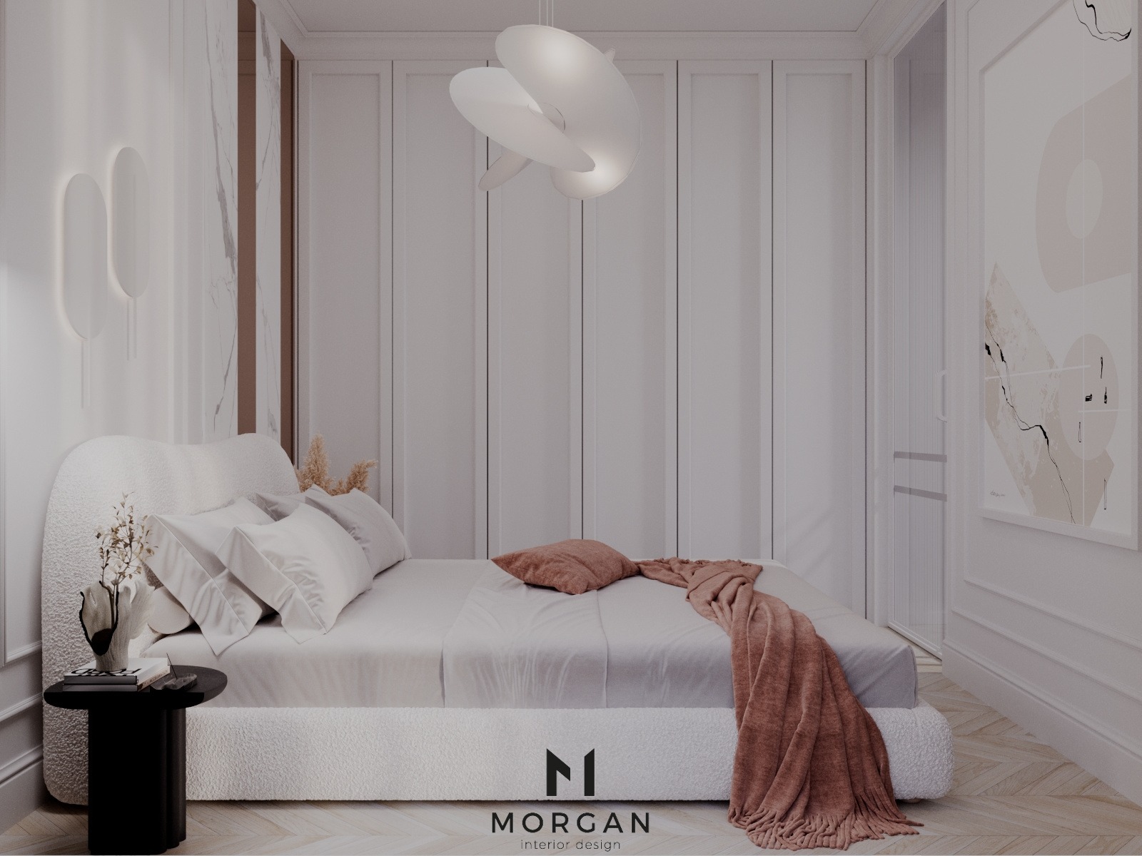 Nowoczesna sypialnia w bieli z akcentami pudrowego różu: białe łóżko z wełnianym obiciem, abstrakcyjna lampa sufitowa, minimalistyczne oświetlenie ścienne i dekoracje z suszonych traw.