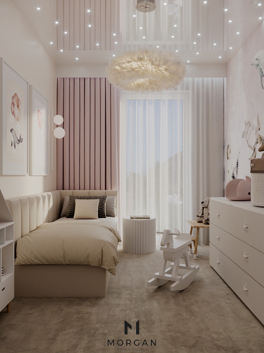 Jasny pokój dziecięcy z beżowym łóżkiem, białymi meblami i lampą w kształcie chmury. Na podłodze zabawkowy koń na biegunach, a na ścianie delikatne grafiki.