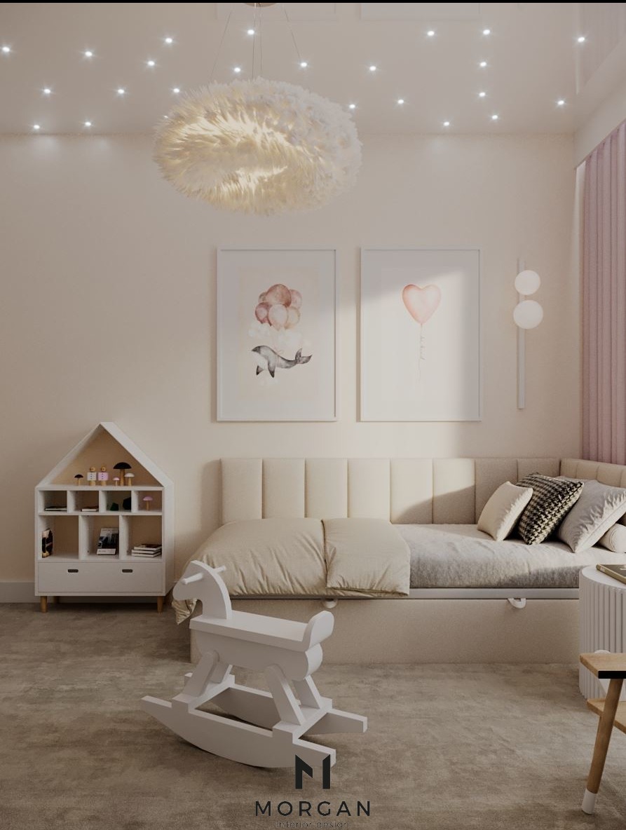 Jasny pokój dziecięcy z łóżkiem, regałem w kształcie domku i drewnianym konikiem na biegunach. Na ścianie grafiki w pastelowych kolorach i lampa.