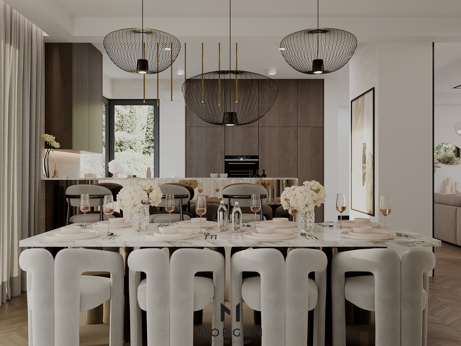 Elegancka jadalnia z marmurowym stołem, białymi krzesłami i designerskimi lampami wiszącymi. Widok na otwartą kuchnię z drewnianymi szafkami i zielenią za oknem.