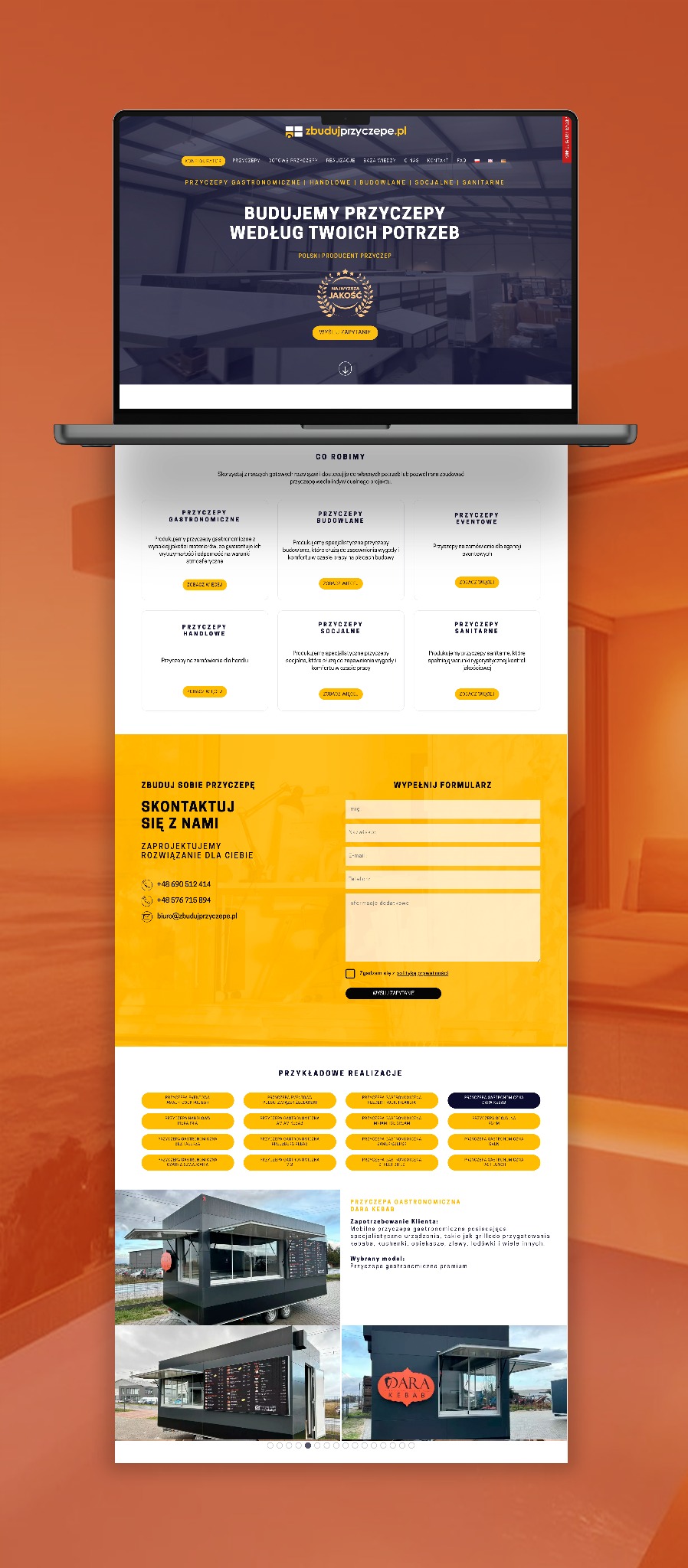 Laptop wyświetlający stronę internetową firmy zajmującej się budową przyczep gastronomicznych, z widocznymi realizacjami i formularzem kontaktowym.