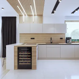 Nowoczesna, jasna kuchnia z białymi szafkami, drewnianymi akcentami i czarnym sprzętem AGD, w tym winiarką z boku wyspy. Widoczny stół z krzesłami i designerskie oświetlenie sufitowe.