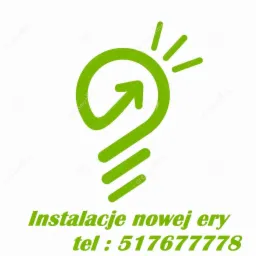 Zielone logo firmy instalacyjnej w kształcie żarówki ze strzałką skierowaną w górę, z napisem 'Instalacje nowej ery' i numerem telefonu.