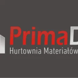 Logo firmy Prima Dach, hurtowni materiałów budowlanych, z graficznym symbolem domu z czerwonym dachem.