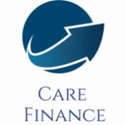 Logo firmy Care Finance: niebieski okrąg z białą strzałką wewnątrz, poniżej nazwa firmy w dw&oacute;ch wierszach.