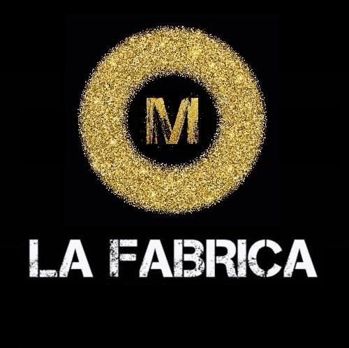 Logo firmy La Fabrica z literą M w złotym, brokatowym okręgu na czarnym tle.