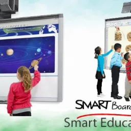 Uczniowie używają interaktywnych tablic do nauki: jeden ekran pokazuje Układ Słoneczny, drugi zliczanie ciasteczek.