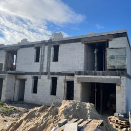 Budowa domu w zabudowie bliźniaczej w Kiekrzu. Stan surowy otwarty