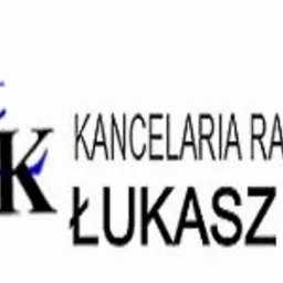 Logo Kancelarii Radcy Prawnego Łukasz Kopacz: stylizowana Temida z wagą, inicjały LK w niebiesko-czarnej kolorystyce.