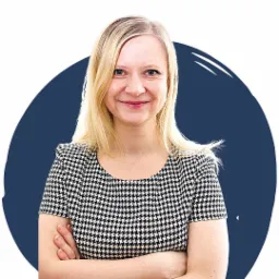 Portret uśmiechniętej blondynki w czarno-białej sukience w pepitkę, z rękami skrzyżowanymi na piersiach, na tle granatowego okręgu.