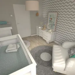 Wizualizacja pokoju dziecięcego z białym łóżeczkiem ze szczebelkami, komodą z zabawkami, szarym dywanem i białym fotelem z poduszkami na tle ściany w szare zygzaki.