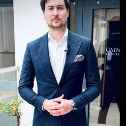 Nazywam się Gabriel Gatner i jestem adwokatem. Kancelarię adwokacką prowadzę w Katowicach przy ul. Młyńskiej 23. Specjalizuję się w sprawach karnych, ze szczególnych uwzględnieniem spraw o kierowanie pojazdem mechanicznym po spożyciu alkoholu.