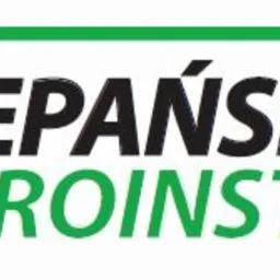 Logo firmy Szczepański Elektroinstalacje z symbolem wtyczki, nazwa firmy w kolorach czarnym i zielonym, umieszczona pod zieloną linią.