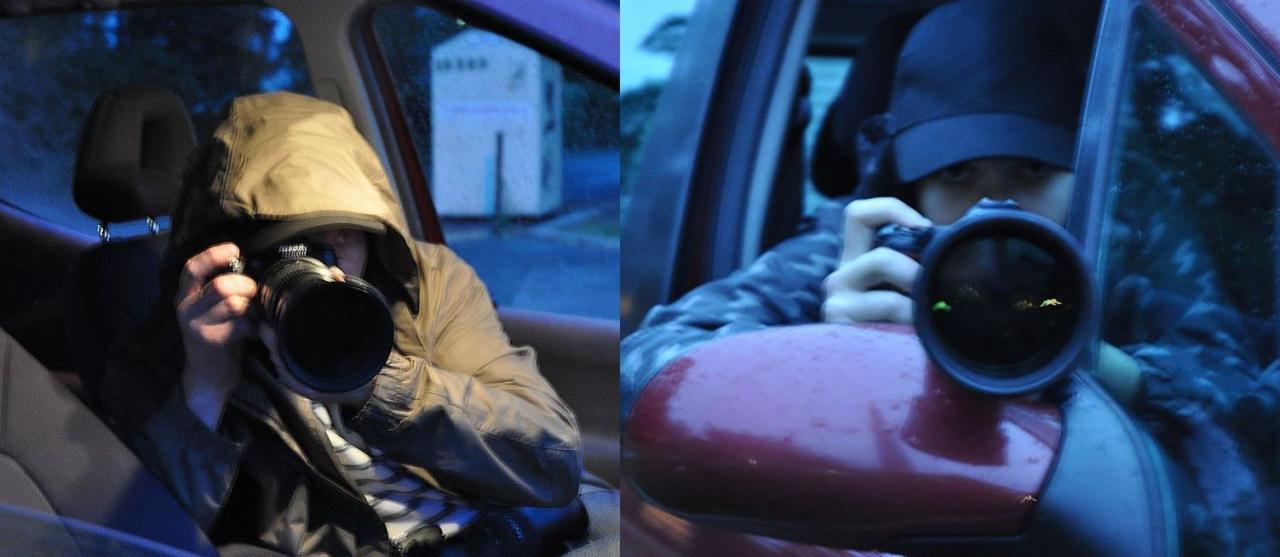 Osoba w kapturze siedzi w samochodzie i robi zdjęcie profesjonalnym aparatem z dużym obiektywem.