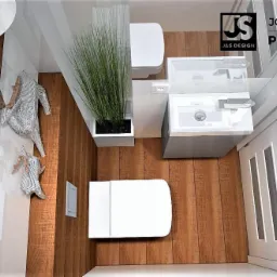 Wizualizacja małej łazienki z drewnianą podłogą i panelami, białą armaturą, dekoracjami w kształcie nosorożców na ścianie oraz logotypem projektanta na górze kadru.