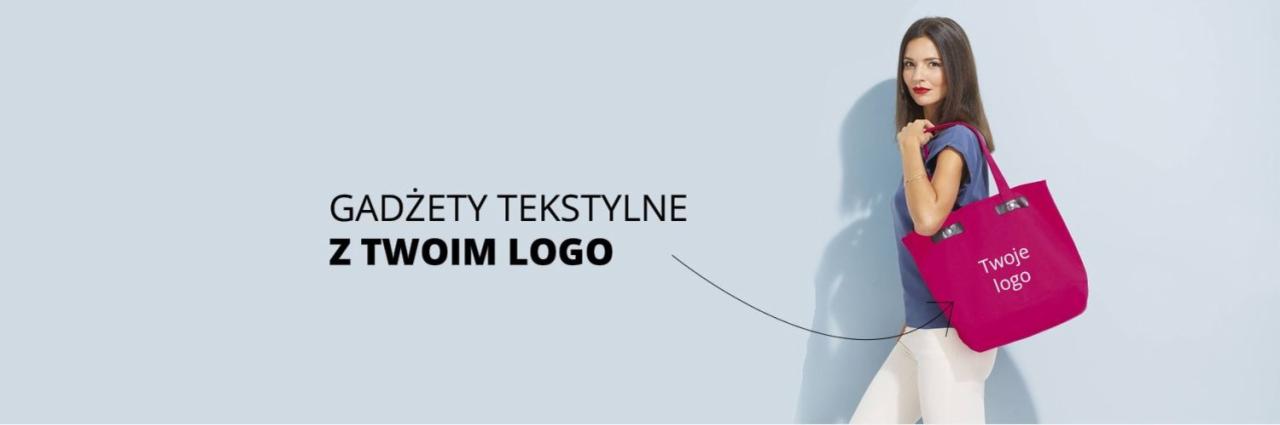 Kobieta z ciemnymi włosami trzyma różową torbę z napisem 'Twoje logo', prezentacja gadżetów tekstylnych z możliwością personalizacji logo firmy.
