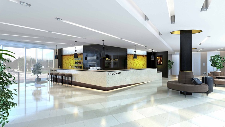 Przestronne lobby hotelowe z recepcją barową podświetloną od dołu, z nazwą 'Pivovar Hotel' na frontowej ścianie, oraz okrągłą sofą z bagażem w tle. Stylizacja wnętrza nawiązuje do browarnictwa.