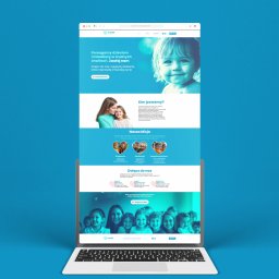 Projektowanie Logo Skubi Art - Projekt strony internetowej fundacji na laptopie. Stonowana kolorystyka, zdjęcia dzieci i rodziny, hasła o wsparciu. Układ responsywny, nowoczesny design.