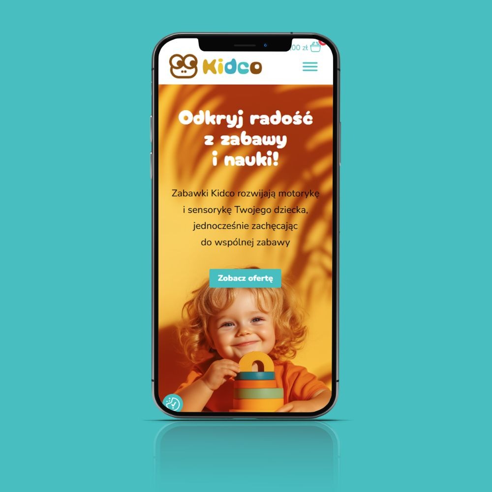 Prezentacja mobilna sklepu Kidco na ekranie smartfona. Widoczny interfejs z dzieckiem i zabawkami, zachęcający do wspólnej zabawy i nauki. Żywa kolorystyka.
