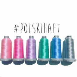 Sześć szpulek nici do haftowania w różnych kolorach (różowy, fuksja, liliowy, turkusowy, niebieski, srebrny) ustawionych obok siebie na białym tle, z napisem #POLSKIHAFT u góry.