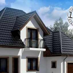 Nowoczesny dom jednorodzinny z czarnym dachem z blachy na rąbek, białymi ścianami i małym balkonem, nałożony znak graficzny 100% satysfakcji.
