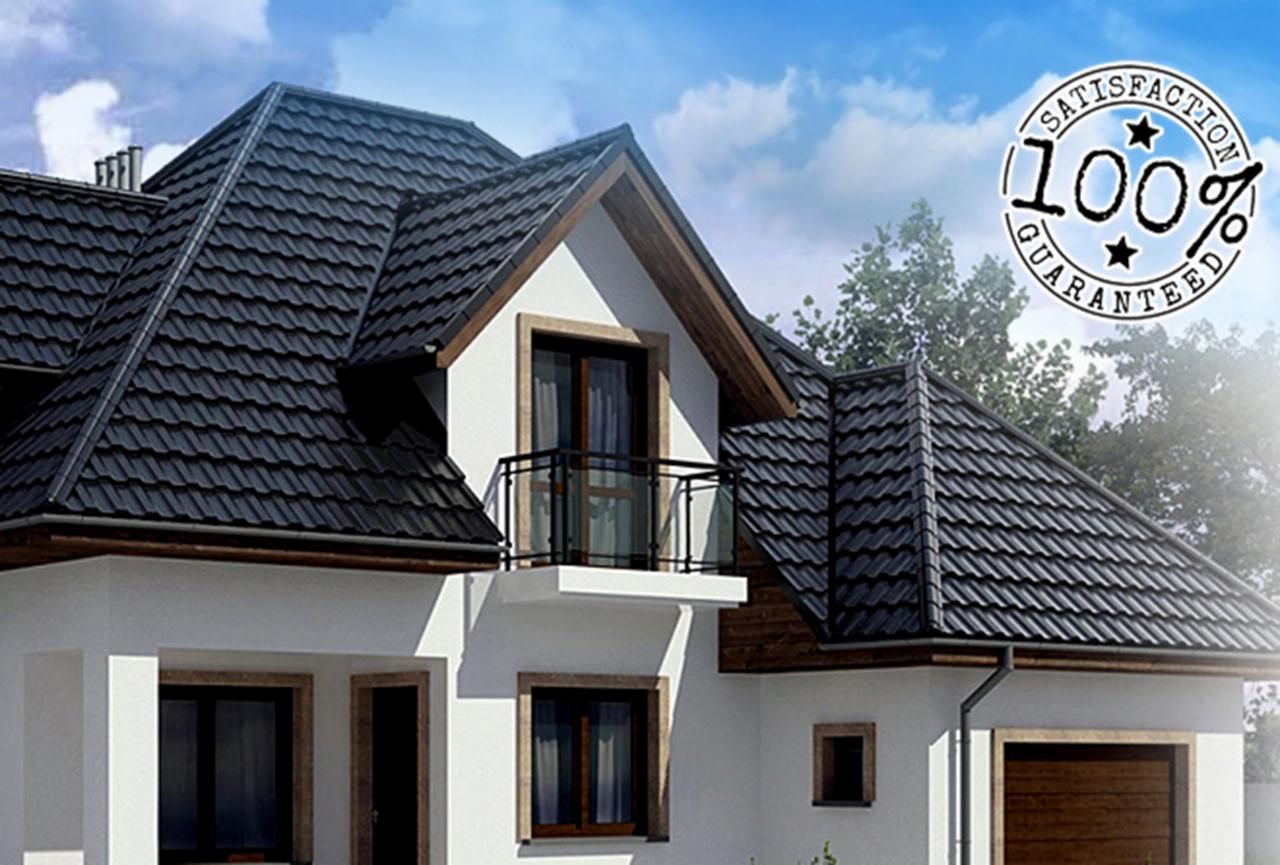 Nowoczesny dom jednorodzinny z czarnym dachem z blachy na rąbek, białymi ścianami i małym balkonem, nałożony znak graficzny 100% satysfakcji.