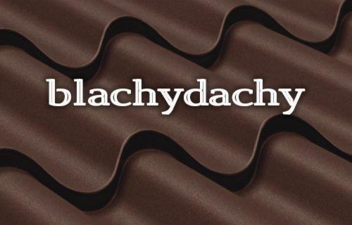 Brązowe, faliste arkusze materiału z białym napisem 'blachydachy' na środku.