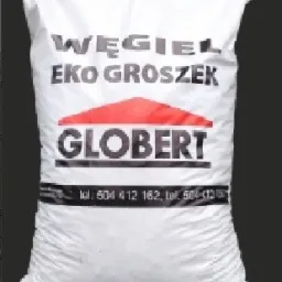 Worek białego węgla z nadrukiem 'WĘGIEL EKO GROSZEK GLOBERT' i numerami telefonów na czarnym pasku.