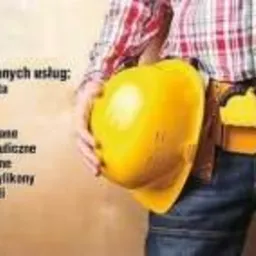 Mężczyzna w koszuli w kratę i pasem narzędzi, trzymający ż&oacute;łty kask na tle listy oferowanych usług remontowych, w tym glazura, ścianki K-G, zabudowy, sufity podwieszane, przer&oacute;bki hydrauliczne...