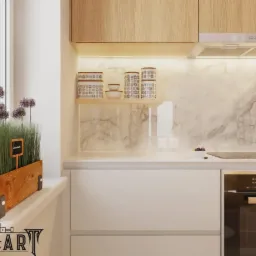 Nowoczesna kuchnia z białymi szafkami, marmurowym backsplashiem i drewnianymi akcentami, zioła w drewnianej donicy na parapecie, oświetlenie LED pod szafkami wiszącymi