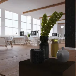 Nowoczesne biuro z drewnianymi belkami stropowymi, białymi biurkami i krzesłami, z akcentem dekoracyjnym na pierwszym planie: świeca, wazon z zielenią i ceramiczna ozdoba.