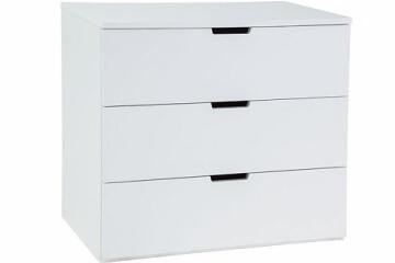 Biała komoda z trzema szufladami z czarnymi, podłużnymi uchwytami, zrealizowana w Nisko.