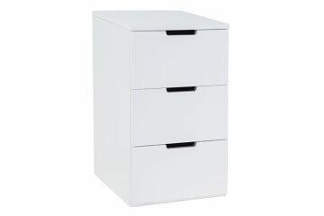 Biała, minimalistyczna komoda z trzema szufladami z czarnymi, podłużnymi uchwytami, ustawiona na jasnym tle.