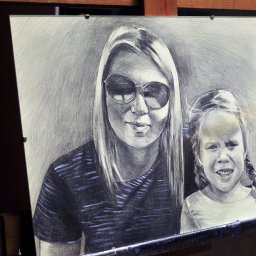Portret mamy i córki - ołówek na papierze.
