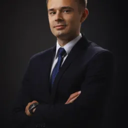 Portret mężczyzny w garniturze na ciemnym tle, z założonymi rękami i widocznym zegarkiem na nadgarstku. Profesjonalny wygląd, idealny na wizytówkę prawnika.