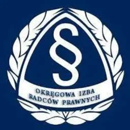 Logo Okręgowej Izby Radców Prawnych z paragrafem w centrum, otoczone wieńcem laurowym na niebieskim tle.