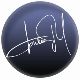 Niebieska kula z białą, kaligraficzną sygnaturą.