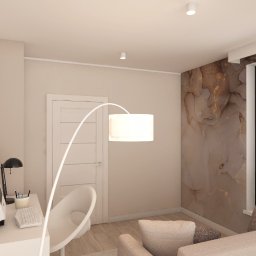 AZArchitekci Pracownia Architektury Wnętrz - Wizualizacja pokoju z biurkiem, krzesłem, lampą łukową i ścianą akcentową z wzorem marmuru w odcieniach beżu i złota, widok na fragment sofy.