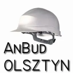 Biały kask budowlany z nazwą firmy ANBUD Olsztyn, widok z przodu na białym tle.
