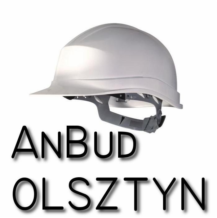 Biały kask budowlany z nazwą firmy ANBUD Olsztyn, widok z przodu na białym tle.