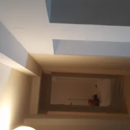 Wykończony sufit z elementami dekoracyjnymi w Młoszowej, widok z dołu, jasne barwy.