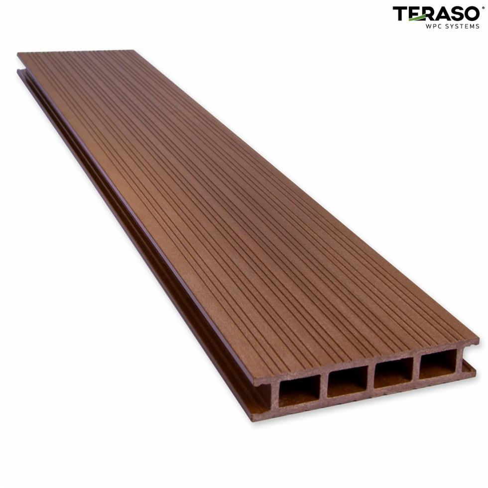 Brązowa deska kompozytowa WPC z podłużnymi rowkami, widoczne cztery prostokątne komory powietrzne, logo producenta w prawym górnym rogu.