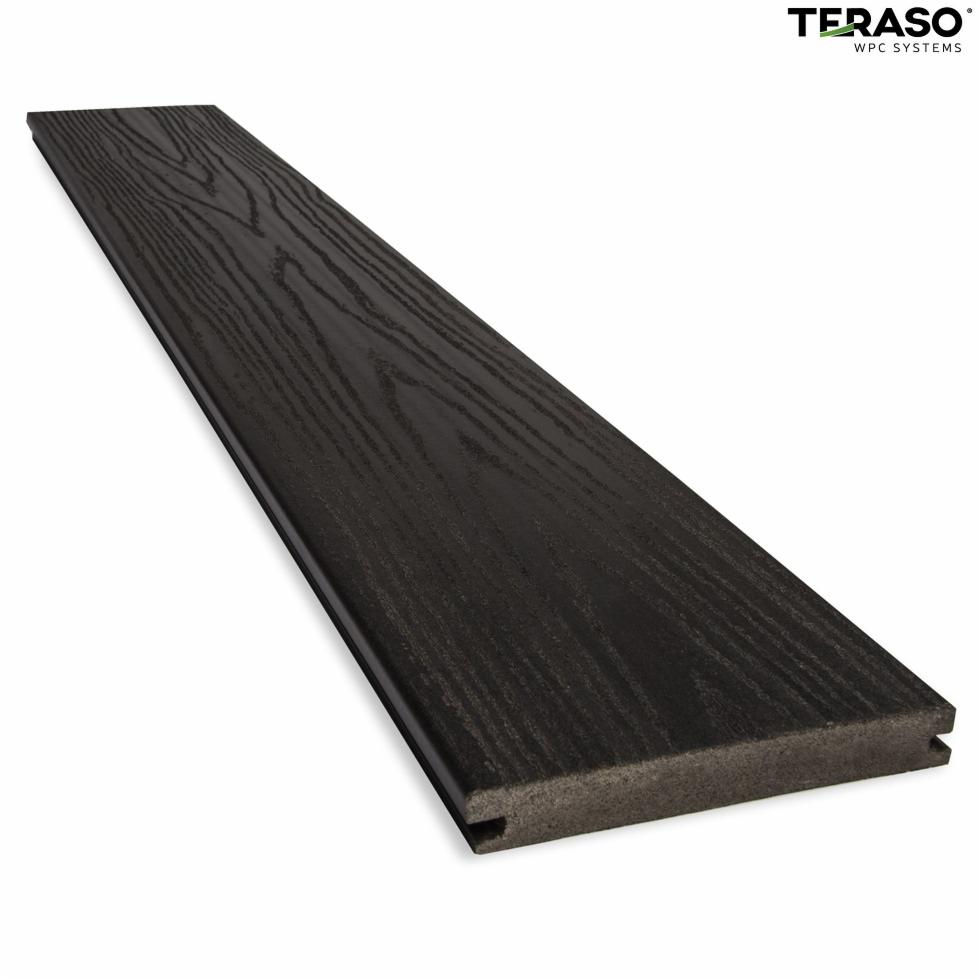 Ciemna deska kompozytowa WPC Teraso z widoczną strukturą drewna i systemem mocowania na białym tle.