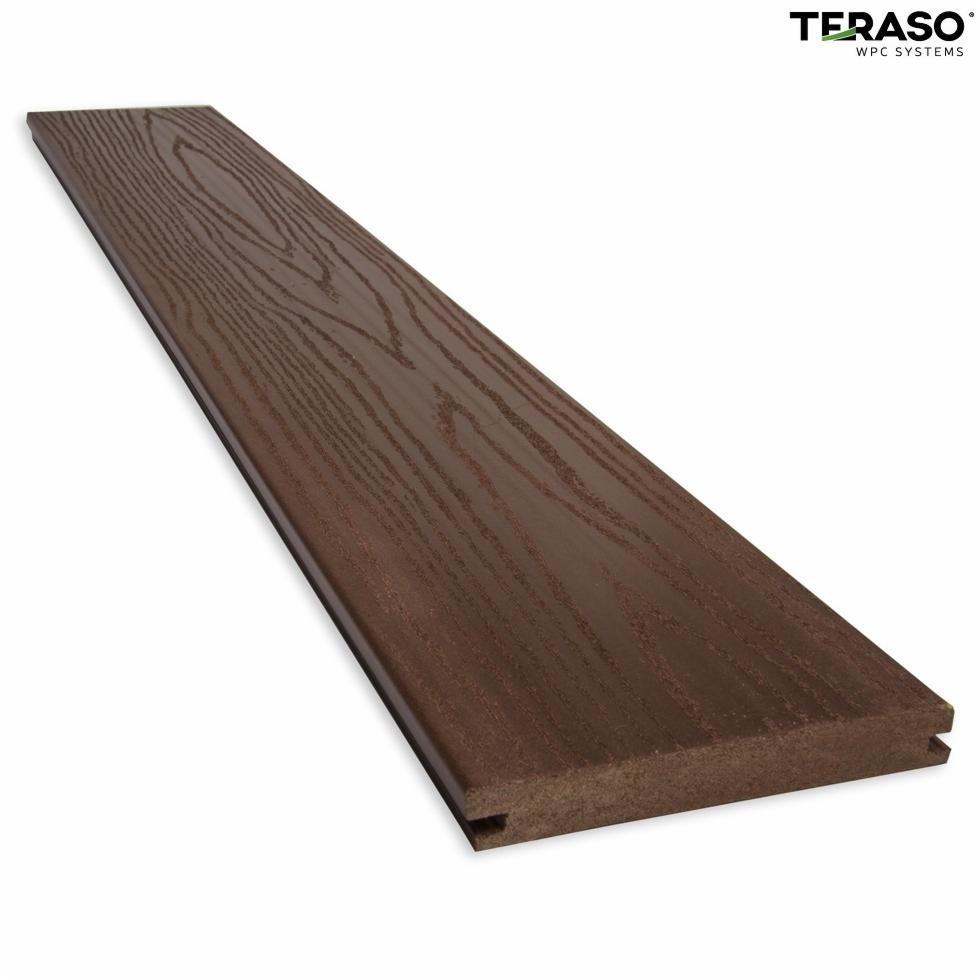 Pojedyncza deska kompozytowa w kolorze ciemnego brązu z wyraźną fakturą drewna, widoczne połączenie na pióro i wpust, logo producenta w prawym górnym rogu.