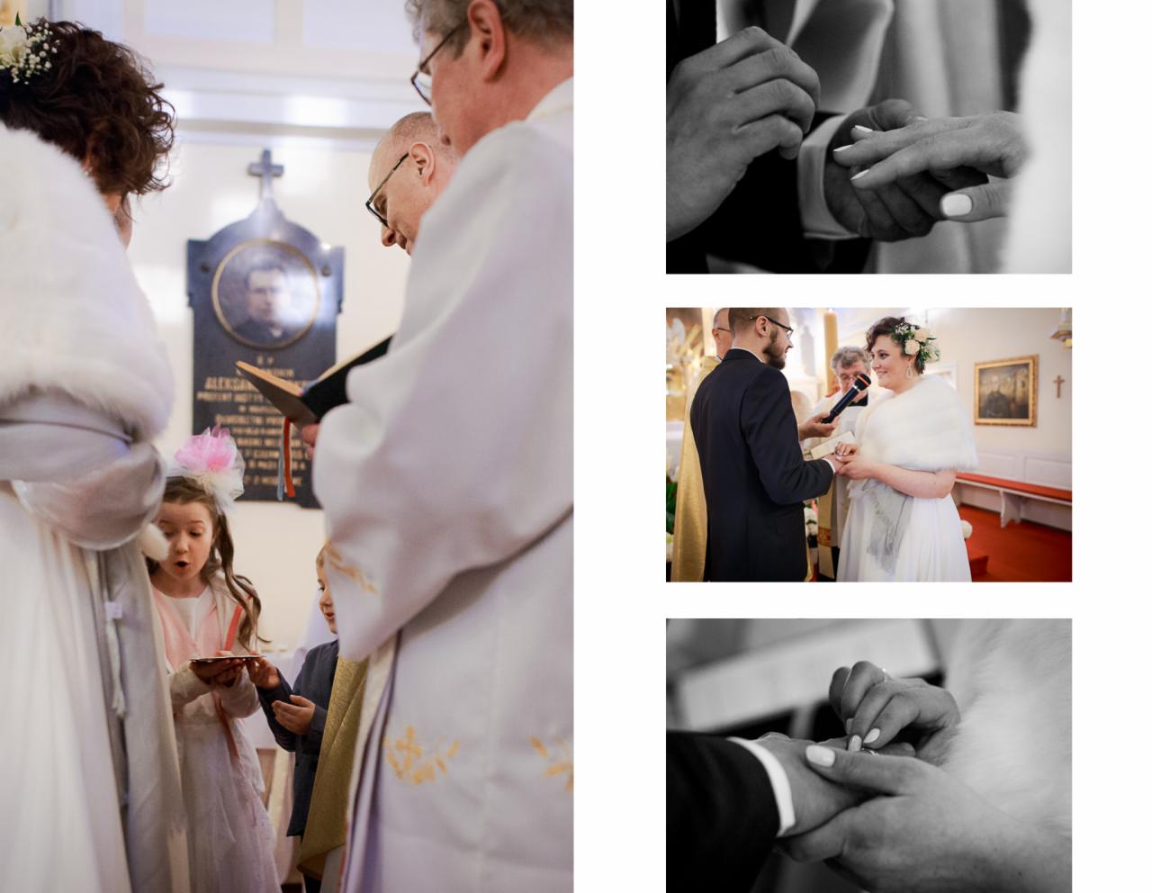 Para młoda podczas ceremonii ślubnej w kościele, wymiana obrączek, obecny ksiądz i dzieci niosące poduszki.